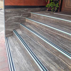 ترمز پله چیست( ضد لغزش ) و کاربر های ترمز پله