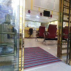 اهمیت پادری سفارشی با لوگو برای برندینگ و افزایش جلوه لوکس ورودی محیط های اداری